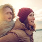 Frau mit Kind am Meer - Kein Stress bei Müttern