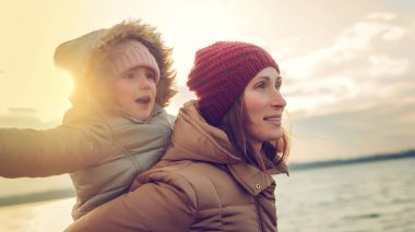 Frau mit Kind am Meer - Kein Stress bei Müttern