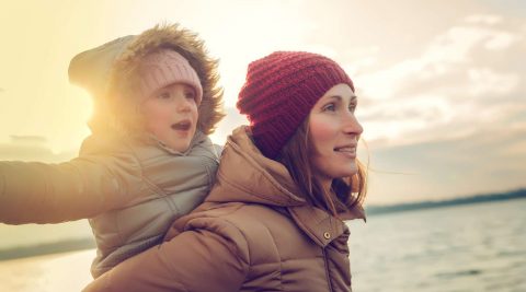 Frau mit Kind am Meer - Kein Stress bei Müttern