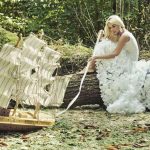 Traumdeutung: Eine Frau im weißen Kleid mit einem Holzschiff - Was hat das zu bedeuten?