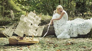 Traumdeutung: Eine Frau im weißen Kleid mit einem Holzschiff - Was hat das zu bedeuten?