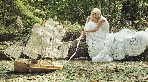 Traumdeutung: Eine Frau im weißen Kleid mit einem Holzschiff - Was hat das zu bedeuten?