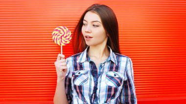 Frau mit Süßem: Anzeichen, dass du zu viel Zucker isst