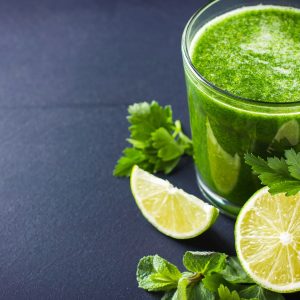 Grüner Saft mit Zitrone