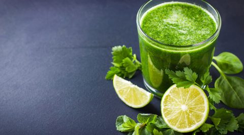 Grüner Saft mit Zitrone