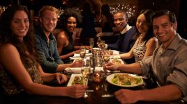 Menschen beim Essen: Social Dining