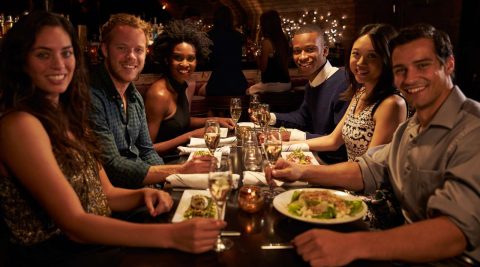 Menschen beim Essen: Social Dining