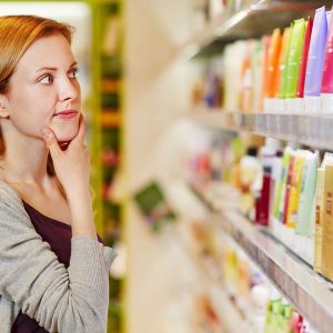 Junge Frau kauft nachhaltig und bewusst im Supermarkt ein