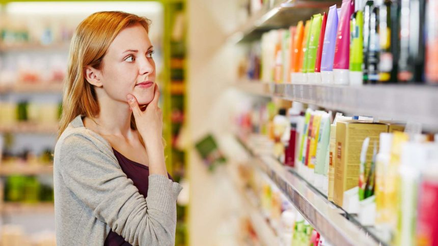 Junge Frau kauft nachhaltig und bewusst im Supermarkt ein