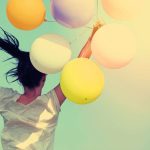 Frau mit Luftballons: Kostenloses Glück