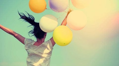 Frau mit Luftballons: Kostenloses Glück