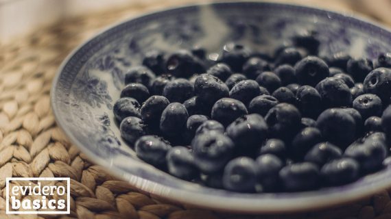 Gesunde Heidelbeeren auf einem Teller