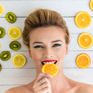 Frau isst Zitrusfrüchte für Vitamin C