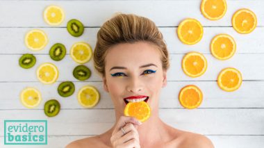 Frau isst Zitrusfrüchte für Vitamin C