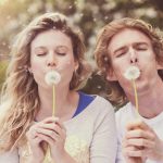 Glückliches Paar im Frühling