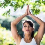 Junge Frau macht Yoga im Frühling zum Abnehmen