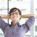 Frau ist entspannt und gelassen auf der Arbeit durch Achtsamkeit
