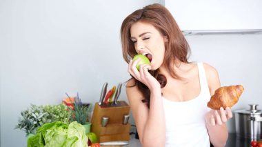 Obst statt Croissant: Das falsche Essen macht krank, das richtige Essen macht gesund