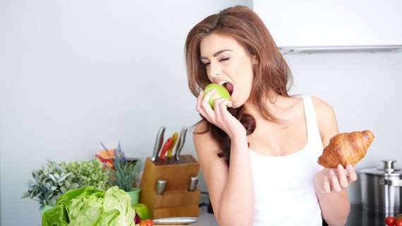 Obst statt Croissant: Das falsche Essen macht krank, das richtige Essen macht gesund