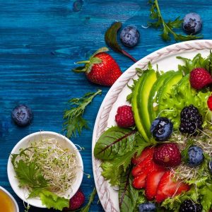 Salat mit Obst in einer peganen Ernährung