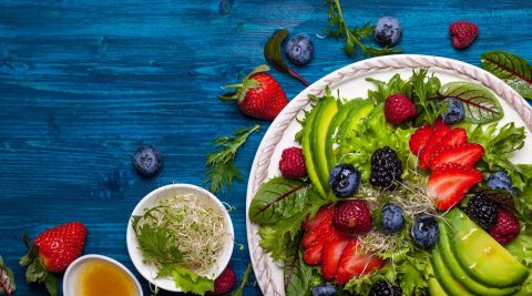 Salat mit Obst in einer peganen Ernährung