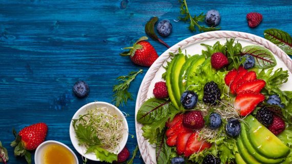 Salat mit Obst in einer peganen Ernährung