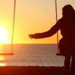 Frau auf Schaukel vermisst ihren Freund, der per Ghosting Schluss gemacht hat