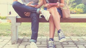 Mann und Frau nutzen ein Smartphone statt zu reden: Smartphone-Sucht