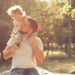 Vater mit Kind in der Natur
