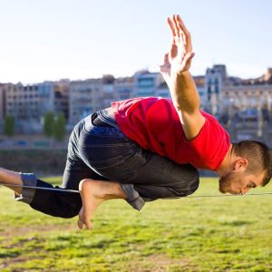 Achtsamkeit durch Sport lernen, zum Beispiel durch Slacklining