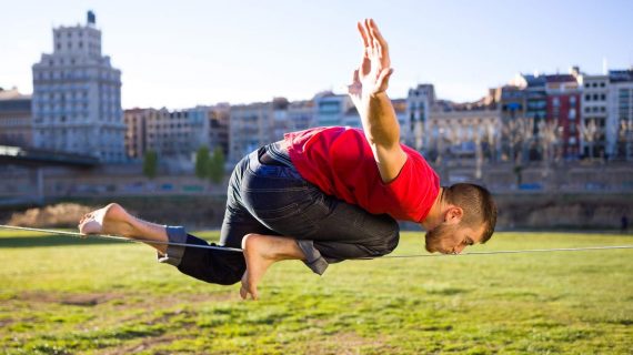 Achtsamkeit durch Sport lernen, zum Beispiel durch Slacklining