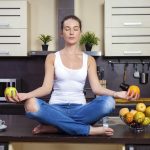 Yoga und gesundes essen vereint im Konzept von Eat Train Love