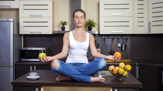 Yoga und gesundes essen vereint im Konzept von Eat Train Love