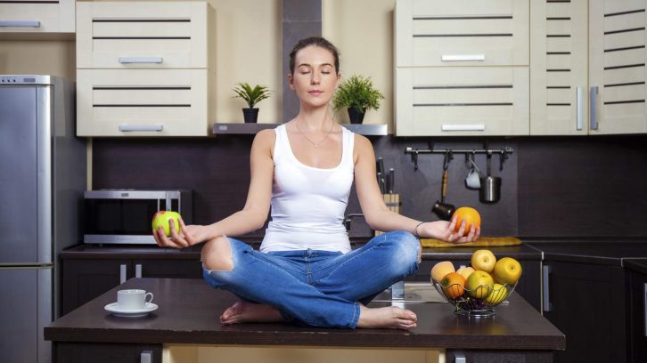 Yoga und gesundes essen vereint im Konzept von Eat Train Love