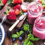 Kein Hungergefühl nach dem Essen durch gesundes Frühstück mit Beerensmoothie