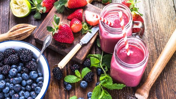 Kein Hungergefühl nach dem Essen durch gesundes Frühstück mit Beerensmoothie