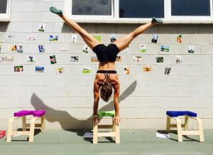 Lucie Beyer übt Handstand auf dem Kopfstandstuhl
