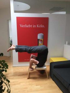 Kopfstandhocker Test im evidero Büro