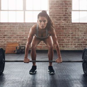 Trainierte Frau macht einen Deadlift