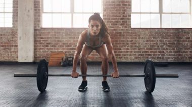 Trainierte Frau macht einen Deadlift