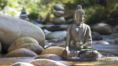 Eine Buddhastatue in einem Meditationszentrum