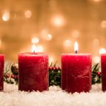Rote Kerzen für gutes Feng Shui an Weihnachten