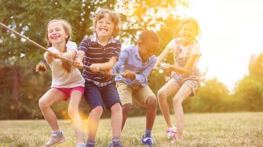 Kindersport - Kinder beim Tauziehen