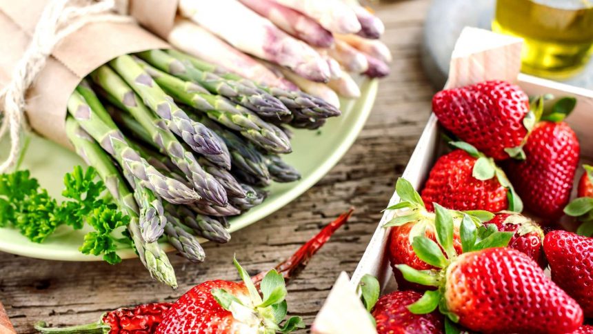 Saison Gerichte im April mit Spargel und Erdbeeren