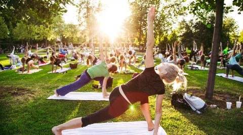 Teilnehmer bei einem Yoga Festival