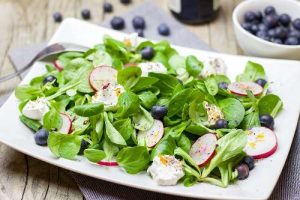 Feldsalat mit Blaubeeren