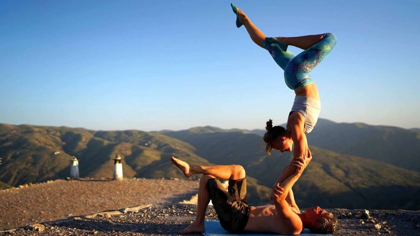 Lucie Beyer beim Acro Yoga