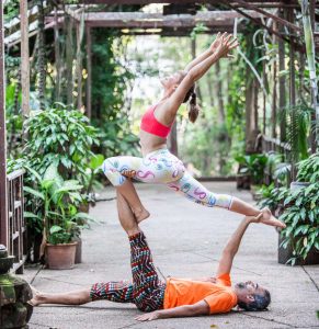 Lucie Beyer beim AcroYoga