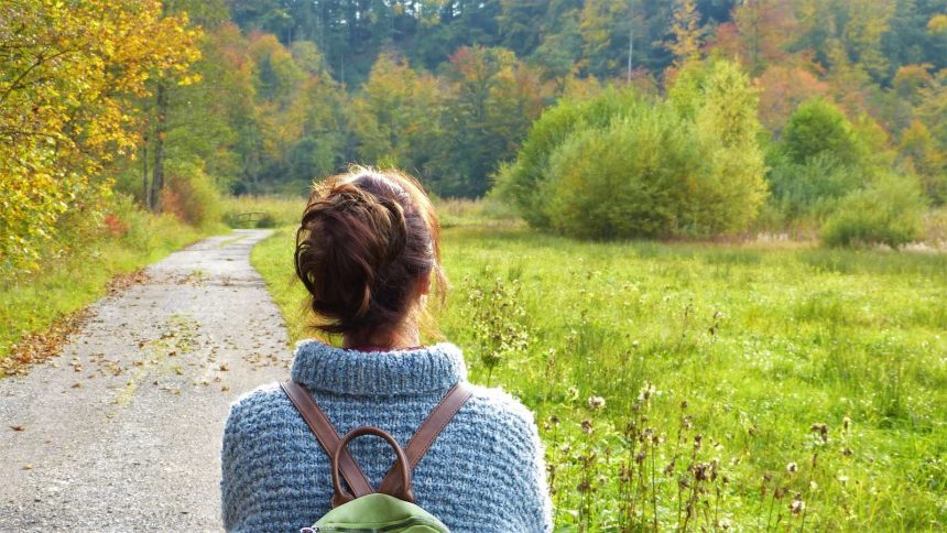 Eine Frau wandert glücklich durch die Natur