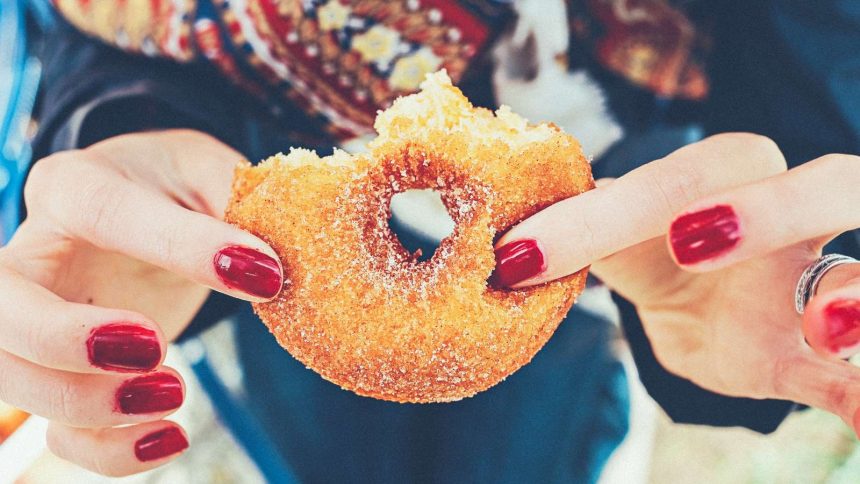 Heißhungerattacke: Ein angebissener Doughnut